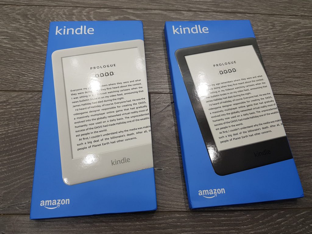 Máy đọc sách Kindle Basic có 2 màu trắng và đen, thiết kế nhỏ gọn