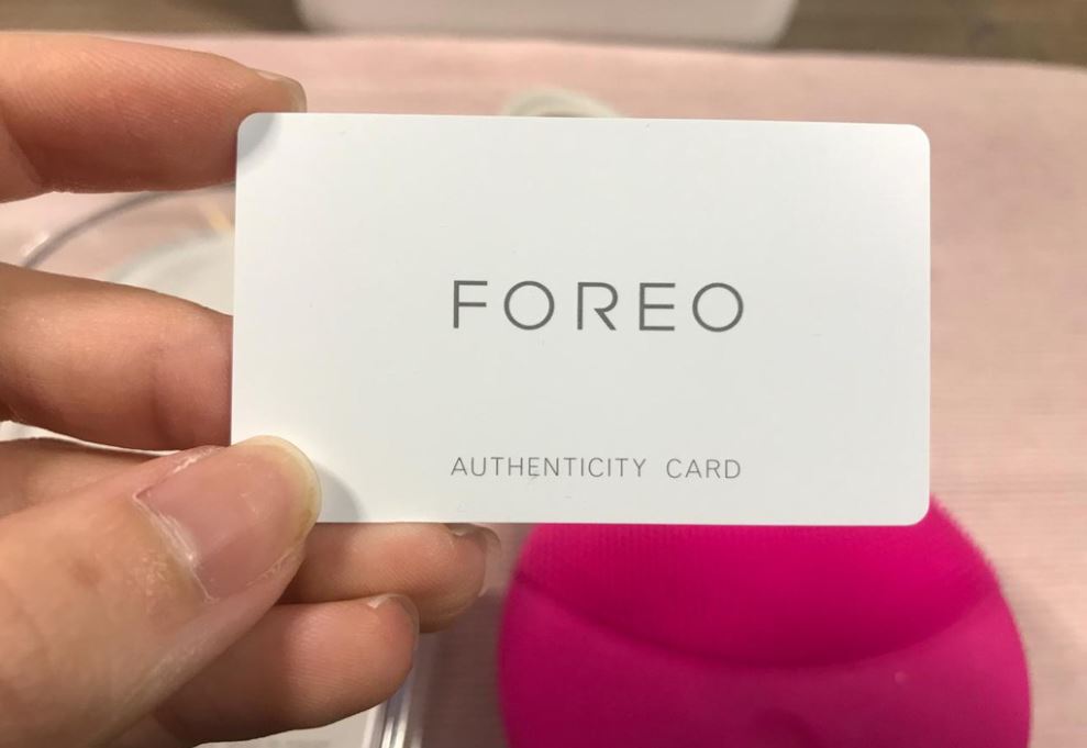 Trên tấm thẻ có ghi dòng chữ là Foreo authenticity card