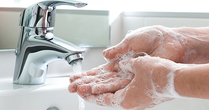 Làm sạch tay với xà phòng để loại bỏ tối đa vi khuẩn trên tay